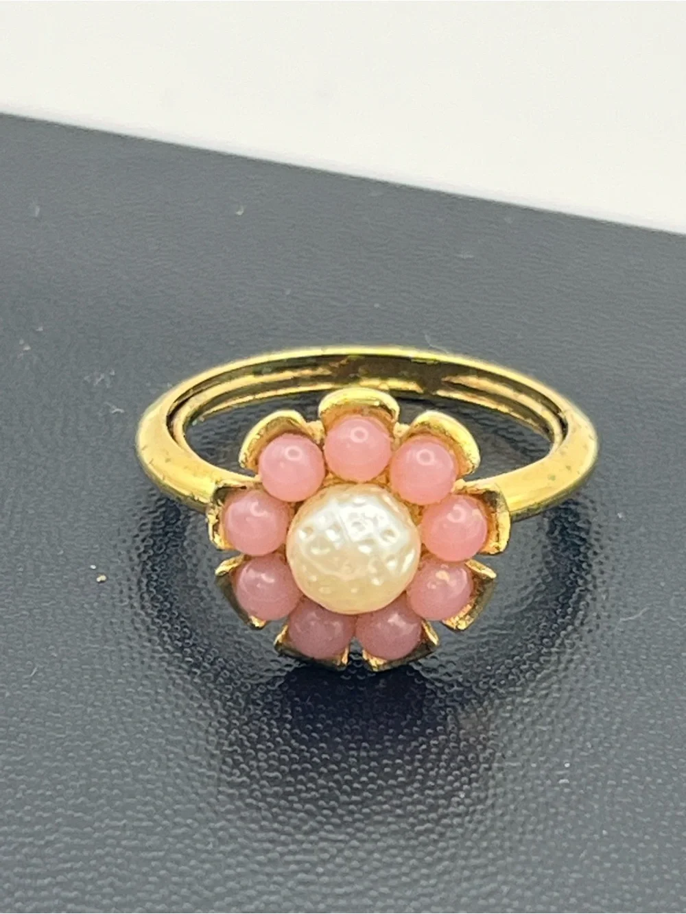 Daisy flower pale pink/ purple gold tone vintage ring size 9 faux pearl